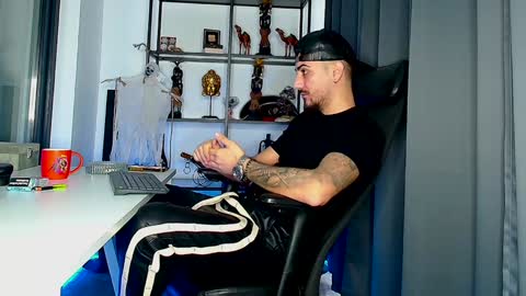 Snapshot of andrewbanner chatting on February 4, 6:04 am MasterRomania online show from February 4, 6:04 am