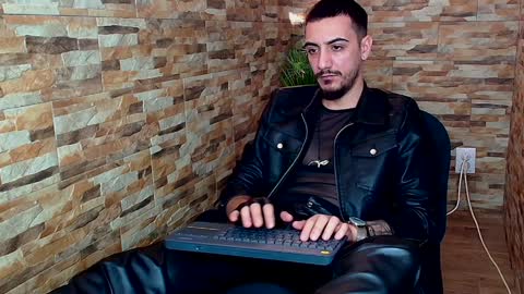Snapshot of andrewbanner chatting on January 28, 7:43 am MasterRomania online show from January 28, 7:43 am
