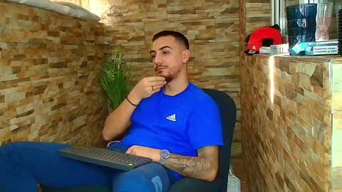 Snapshot of andrewbanner chatting on January 20, 10:51 am MasterRomania online show from January 20, 10:51 am