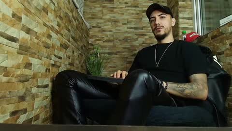 Snapshot of andrewbanner chatting on January 25, 4:56 am MasterRomania online show from January 25, 4:56 am