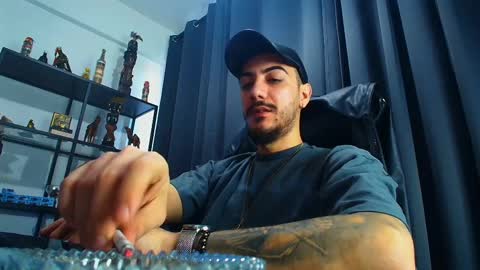 Snapshot of andrewbanner chatting on March 5, 6:33 am MasterRomania online show from March 5, 6:33 am