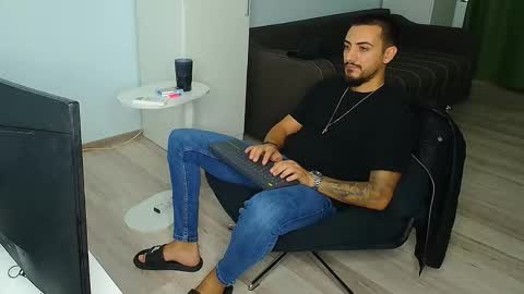 Snapshot of andrewbanner chatting on September 21, 7:12 am MasterRomania online show from September 21, 7:12 am