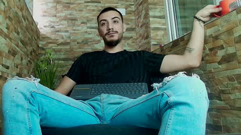 Snapshot of andrewbanner chatting on January 27, 7:35 am MasterRomania online show from January 27, 7:35 am