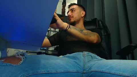 Snapshot of andrewbanner chatting on February 24, 9:00 am MasterRomania online show from February 24, 9:00 am