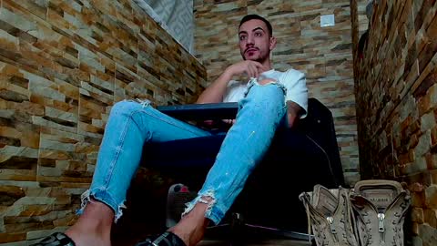 Snapshot of andrewbanner chatting on February 2, 4:37 am MasterRomania online show from February 2, 4:37 am