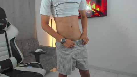 andy_bigcock01 online show from December 18, 3:58 am