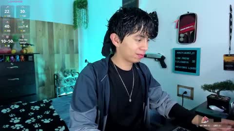 andy_guez_11 online show from February 11, 11:42 am