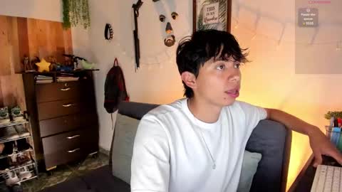 andy_guez_11 online show from January 25, 10:19 am