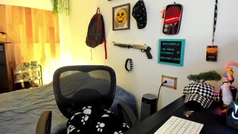 andy_guez_11 online show from February 24, 1:10 pm