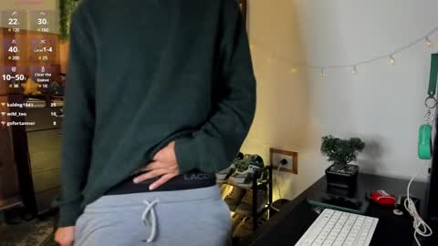 andy_guez_11 online show from January 26, 1:15 pm