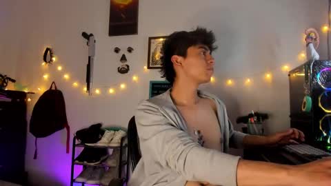 andy_guez_11 online show from December 16, 1:11 pm