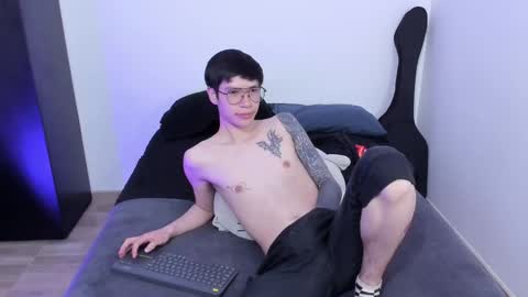 Snapshot of andy_twiink chatting on February 25, 10:31 pm twx Andy twink3 online show from February 25, 10:31 pm
