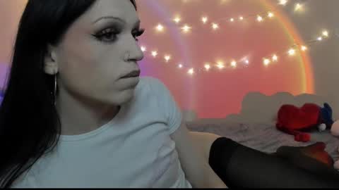 Snapshot of angel_wavee chatting on December 14, 7:25 pm Angel Love online show from December 14, 7:25 pm