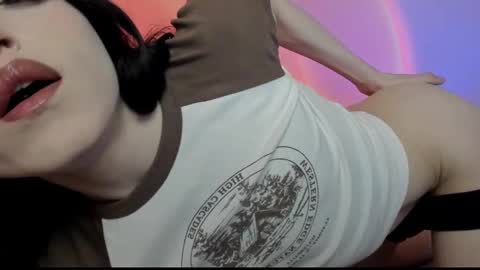 Snapshot of angel_wavee chatting on December 11, 2:33 pm Angel Love online show from December 11, 2:33 pm