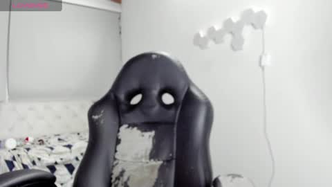 Snapshot of angell_hans11_aws chatting on December 28, 6:17 am Im Angel online show from December 28, 6:17 am