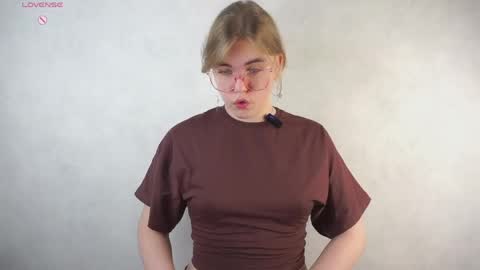 AnishaVivo online show from April 15, 1:03 pm