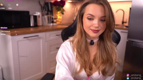 Im Anita thumb up me please its important online show from November 13, 6:10 pm