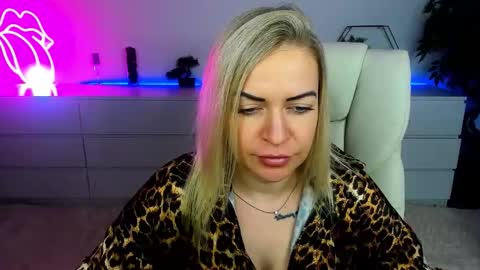 Snapshot of anna_snow9 chatting on September 16, 6:44 pm anna_snow9 online show from September 16, 6:44 pm