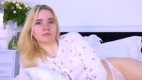 AnnaBelle online show from October 8, 2:30 am