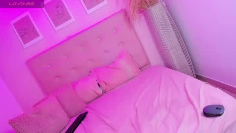 annie_dolce_ online show from February 15, 7:10 am