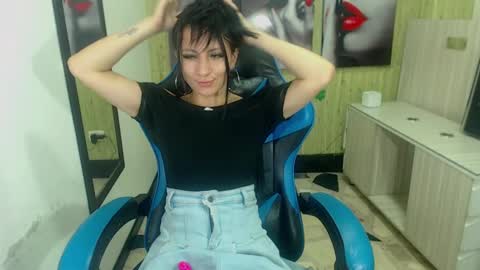 Snapshot of anniee_x chatting on March 1, 2:44 pm Anniee online show from March 1, 2:44 pm