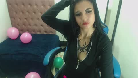 Snapshot of anniee_x chatting on February 12, 6:40 pm Anniee online show from February 12, 6:40 pm
