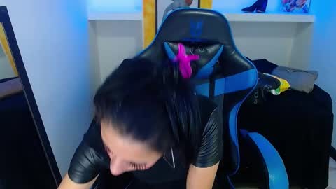 Snapshot of anniee_x chatting on February 22, 12:29 pm Anniee online show from February 22, 12:29 pm