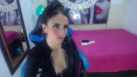 Snapshot of anniee_x chatting on February 5, 12:49 pm Anniee online show from February 5, 12:49 pm