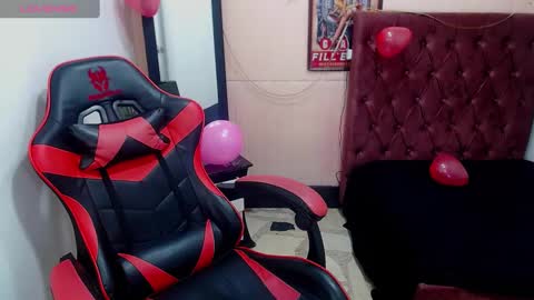 Snapshot of anniee_x chatting on February 14, 12:57 pm Anniee online show from February 14, 12:57 pm