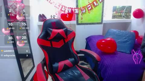 Snapshot of anniee_x chatting on February 16, 2:32 pm Anniee online show from February 16, 2:32 pm
