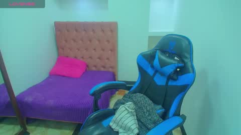 Snapshot of anniee_x chatting on February 28, 5:37 pm Anniee online show from February 28, 5:37 pm