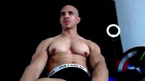 Instagram miguelangel1802  online show from December 14, 10:27 pm