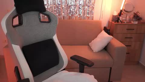 anya online show from January 11, 6:25 pm