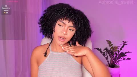 Snapshot of aphrodite_sweet chatting on December 5, 4:17 pm Karla online show from December 5, 4:17 pm