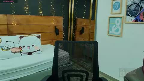 Ari  online show from April 18, 6:54 pm