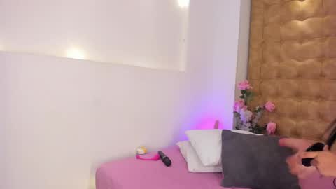  ARIANA MORELLY online show from April 27, 11:30 am