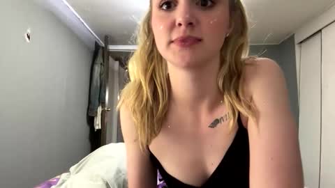 arielwilson00 online show from April 19, 3:40 am