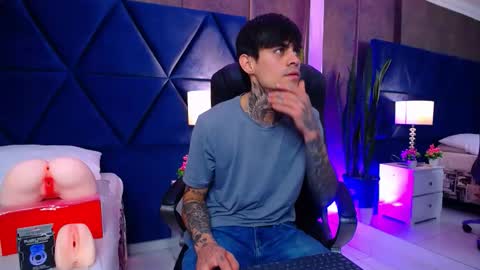 aronmuller_ online show from September 22, 5:22 am