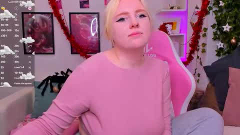 art_lovee_ online show from December 23, 2:40 am