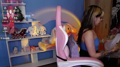 Snapshot of artic_love chatting on December 18, 6:21 am Lenna online show from December 18, 6:21 am