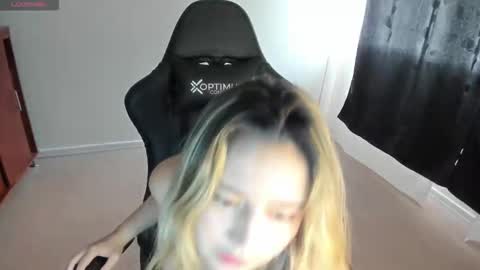 ash_smith1 online show from October 15, 9:37 pm