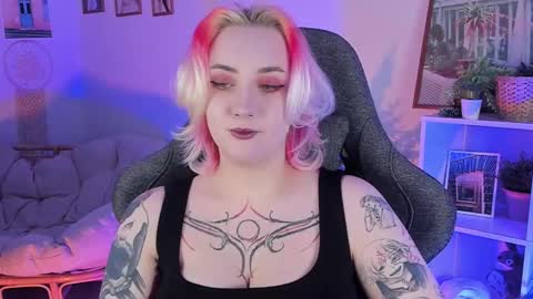 Snapshot of asheluck chatting on February 28, 2:20 am AshleyAshe online show from February 28, 2:20 am