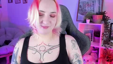 Snapshot of asheluck chatting on March 2, 5:01 am AshleyAshe online show from March 2, 5:01 am