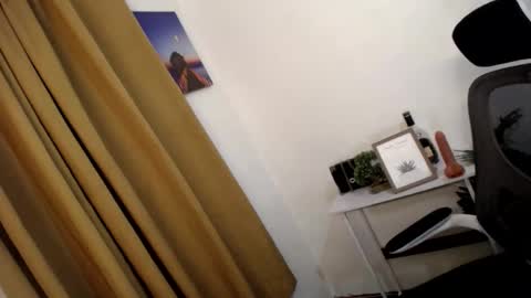 Snapshot of astraea_xxx chatting on March 12, 7:04 pm Anna online show from March 12, 7:04 pm