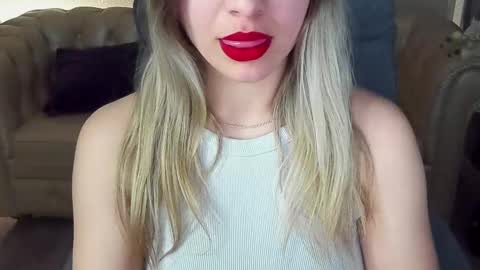 Snapshot of astraluxe_ chatting on February 20, 6:39 am Asta online show from February 20, 6:39 am