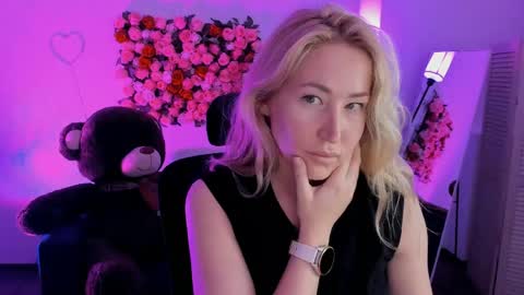 astramonroe online show from April 18, 6:26 am