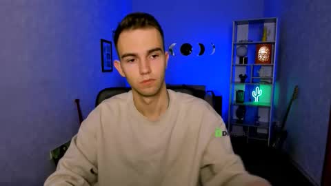 astren online show from December 17, 6:42 am