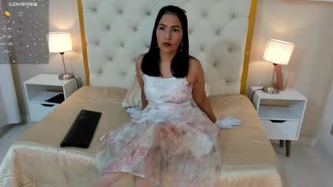 Aura sanders online show from November 4, 12:06 pm