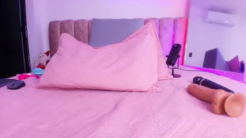 auroraa_miller online show from December 3, 1:45 pm