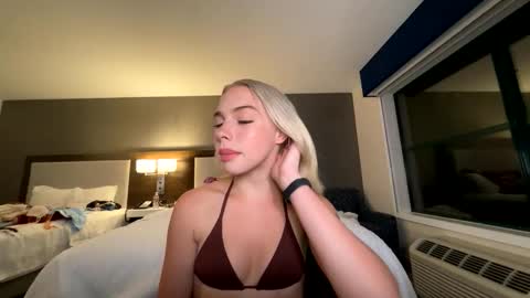 Aurora Vixen online show from April 22, 4:52 am